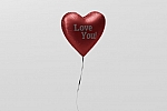 心形氢气球活动气球展示效果图VI智能贴图PS样机素材 valentine heart balloon mockup