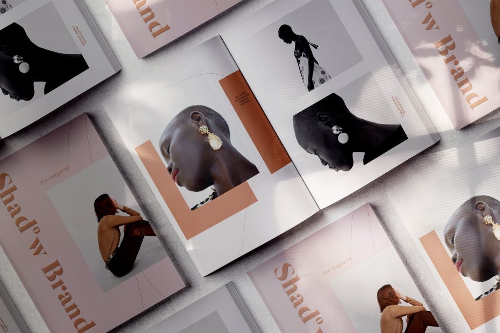 高端投影杂志画册设计提案展示样机贴图ps素材下载 Shadow Brand – Magazine Mockups